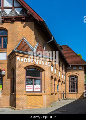 Rostock, Germania - 26 Maggio 2017: Warnemunde Stazione ferroviaria Edificio di Warnemunde, Rostock, Mecklenburg, Germania. Foto Stock