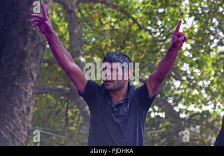 India. 05 Sep, 2018. Un insegnante gridare slogan come polizia viola a spruzzo acqua colorata per disperderlo durante la protesta del mondo insegnanti giorno dai muscoli di flessione su di loro che chiedevano attuazione del settimo pagare la commissione e delinking di SSA stipendi da MHRD per il bilancio dello Stato in Srinagar città di Indiano Kashmir controllato il 5 settembre 2018. Credito: Umer Asif/Pacific Press/Alamy Live News Foto Stock