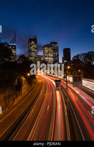 Auto sentieri di luce lungo il distributore orientale fotografata da galleria d'arte Road, Sydney. Foto Stock