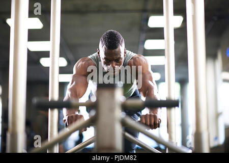 L'uomo facendo sled formazione in palestra Foto Stock