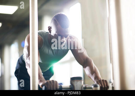 L'uomo facendo sled formazione in palestra Foto Stock