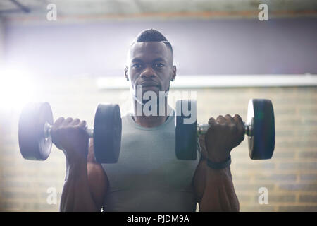 L'uomo il sollevamento pesi in palestra Foto Stock