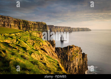 Scogliere di Moher al tramonto, Doolin, Clare, Irlanda Foto Stock