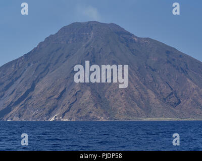 Vista dell'isola di Stromboli e Vulcano dalla barca in un pomeriggio di estate Foto Stock