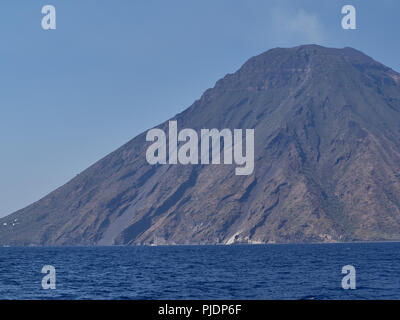 Vista dell'isola di Stromboli e Vulcano dalla barca in un pomeriggio di estate Foto Stock