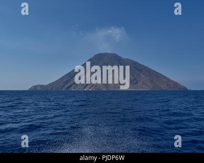 Vista dell'isola di Stromboli e Vulcano dalla barca in un pomeriggio di estate Foto Stock