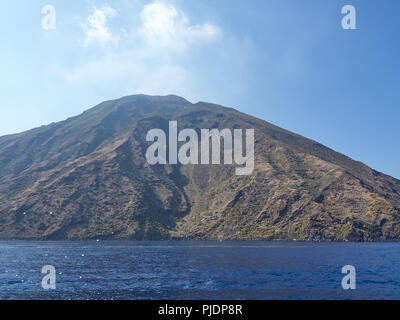 Vista dell'isola di Stromboli e Vulcano dalla barca in un pomeriggio di estate Foto Stock