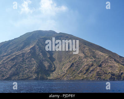 Vista dell'isola di Stromboli e Vulcano dalla barca in un pomeriggio di estate Foto Stock