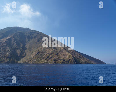 Vista dell'isola di Stromboli e Vulcano dalla barca in un pomeriggio di estate Foto Stock