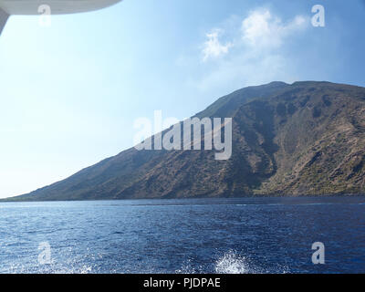 Vista dell'isola di Stromboli e Vulcano dalla barca in un pomeriggio di estate Foto Stock