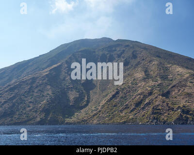 Vista dell'isola di Stromboli e Vulcano dalla barca in un pomeriggio di estate Foto Stock