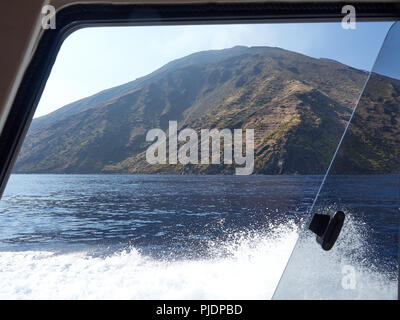 Vista dell'isola di Stromboli e Vulcano dalla barca in un pomeriggio di estate Foto Stock