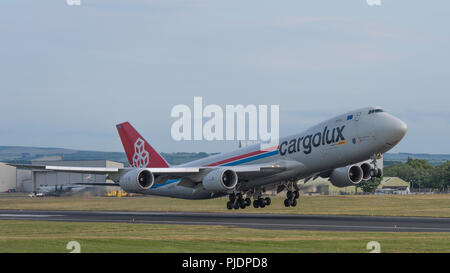 Cargolux Boeing 747-800F uscire Prestwick Inernational Airport legato per il Lussemburgo laden merci con il decollo. Foto Stock