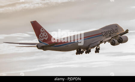 Cargolux Boeing 747-800F uscire Prestwick Inernational Airport legato per il Lussemburgo laden merci con il decollo. Foto Stock