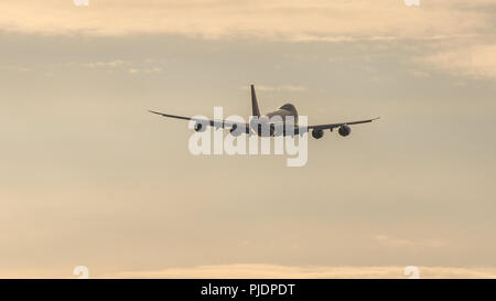 Cargolux Boeing 747-800F uscire Prestwick Inernational Airport legato per il Lussemburgo laden merci con il decollo. Foto Stock