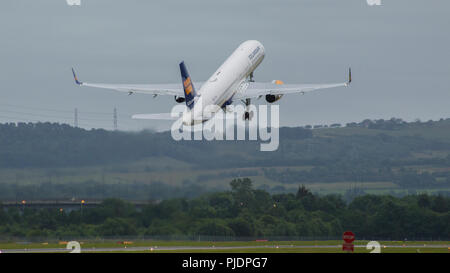 Islanda volo aereo a Rekjavik visto il getto verso il cielo, dall'Aeroporto Internazionale di Glasgow, Renfrewshire, Scozia. Foto Stock