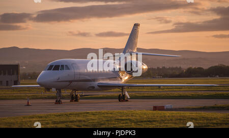 Un Dassault Falcon business jet visto sulla rampa all'Aeroporto Internazionale di Glasgow, Renfrewshire, Scozia. Foto Stock