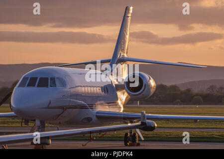 Un Dassault Falcon business jet visto sulla rampa all'Aeroporto Internazionale di Glasgow, Renfrewshire, Scozia. Foto Stock