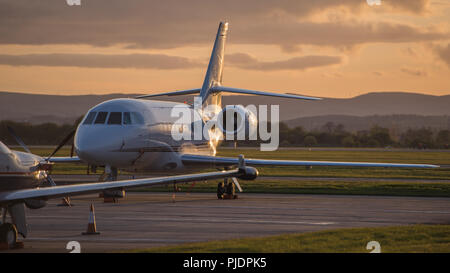 Un Dassault Falcon business jet visto sulla rampa all'Aeroporto Internazionale di Glasgow, Renfrewshire, Scozia. Foto Stock