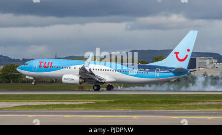 TUI Airlines visto all'Aeroporto Internazionale di Glasgow, Renfrewshire, Scozia. Foto Stock