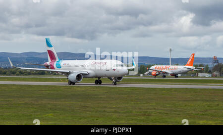 Eurowings volo dalla Germania visto l'atterraggio all'Aeroporto Internazionale di Glasgow, Renfrewshire, Scozia. Foto Stock