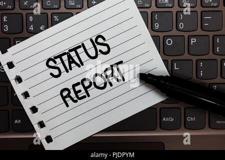 Segno di testo che mostra il rapporto di stato. Conceptual Aggiornamento Foto Sommario delle situazioni come di un periodo di tempo pezzo Notebook tastiera carta ispirazione idee Foto Stock