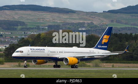 Islanda volo aereo visto lasciare per Rekjavik per visite turistiche turisti dall'Aeroporto Internazionale di Glasgow, Renfrewshire, Scozia. Foto Stock