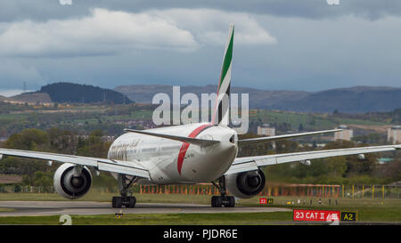 Emirates Boeing 777 Dubai volo visto all'Aeroporto Internazionale di Glasgow, Renfrewshire, Scozia. Foto Stock