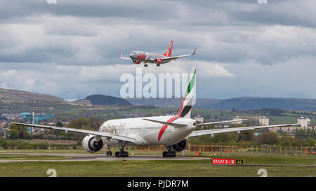 Emirates Boeing 777 Dubai volo visto all'Aeroporto Internazionale di Glasgow, Renfrewshire, Scozia. Foto Stock