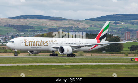 Emirates Boeing 777 Dubai volo visto all'Aeroporto Internazionale di Glasgow, Renfrewshire, Scozia. Foto Stock