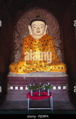 Scultura di Budda seduto all'interno del tempio Dhammayangyi, Bagan valley, Myanmar (Birmania). Foto Stock