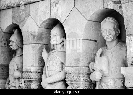 Scultura degli antichi cavalieri del Bastione del Pescatore è una terrazza in stile neo-gotico e neo-stile romanico situato sulla banca di Buda del Danub Foto Stock