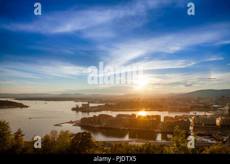 Oslo cityscape come visto dalla collina Ekeberg al tramonto, Norvegia, Scandanavia Foto Stock