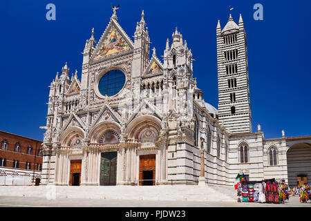 L'Italia, Toscana, Siena, Veduta della facciata del Duomo di Siena da Piazza del Duomo. Foto Stock