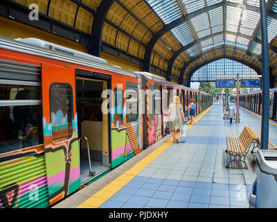 Atene, Grecia - Luglio 1, 2018. I cittadini prendendo un treno nel porto del Pireo stazione della metropolitana. Atene. Attica, Grecia. Foto Stock