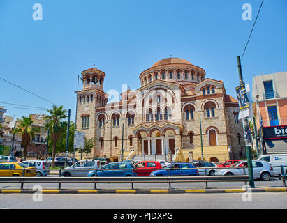 Atene, Grecia - Luglio 2, 2018. Traffico di fronte Ekklisia Agios Dionysios Areopagitis chiesa. Pireo. Regione Attica, Grecia. Foto Stock