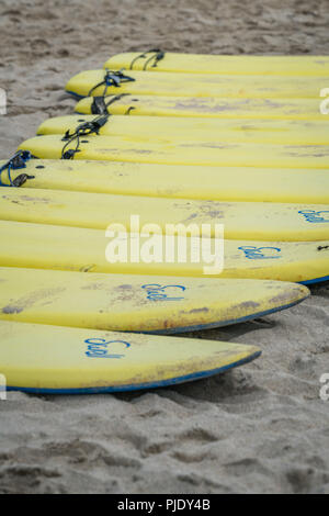 St Ives, Inghilterra - Maggio 2018 : giallo surf boards giacente sulla spiaggia di Saint Ives, Cornwall, Regno Unito Foto Stock