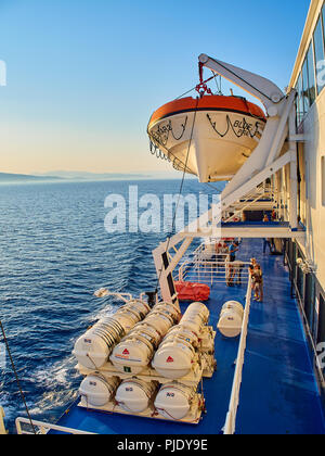 Pireo, Grecia - Luglio 2, 2018. Ponte di una nave traghetto con la scialuppa di salvataggio che attraversa il mare Mediterraneo. Regione Attica, Grecia. Foto Stock