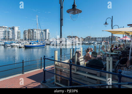 Waterside vita a Porto sovrano a Eastbourne, nella contea di East Sussex in Inghilterra, Regno Unito e GB. Foto Stock