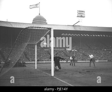 La palla entra in rete per l'Inghilterra del terzo obiettivo - segnato dal centro-avanti R. Smith (non in foto) - durante la International amichevole contro l'Inghilterra a Wembley. Foto Stock