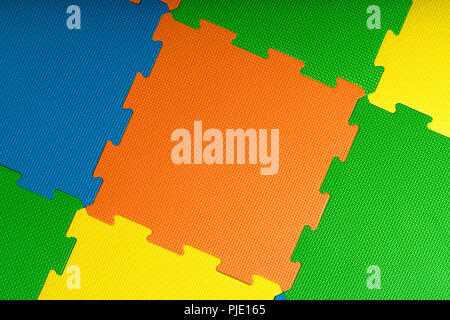 Schiuma piastrelle del pavimento / stuoie all'interno di una sala da gioco, sala fitness, a scuola o in palestra. Uso potenziale come uno sfondo colorato con copia spazio. Foto Stock