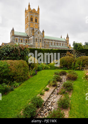 Abbazia benedettina Buckfast Abbey Chiesa vista laterale del Giardino Sensoriale Foto Stock