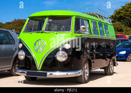 Un classico 1964 split-screen bus VW a Daymer Bay, Cornwall, Regno Unito Foto Stock