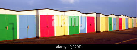 Cabine sulla spiaggia, linee fino a Devon, pronto per vacanzieri e sole sulla South Devon Coast a Exmouth nel Devon, in Inghilterra. Foto Stock