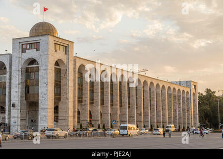 Bishkek, Kirghizistan 9 Agosto 2018: costruzione in stile orientale durante il tramonto vicino Ala-Too Square. Bishkek ex Frunze, è la capitale e la grande Foto Stock