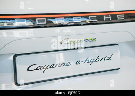 Berlino, 29 agosto 2018: Close-up. Una nuova auto Porsche Cayenne E-ibrido vista posteriore con l'iscrizione. Foto Stock