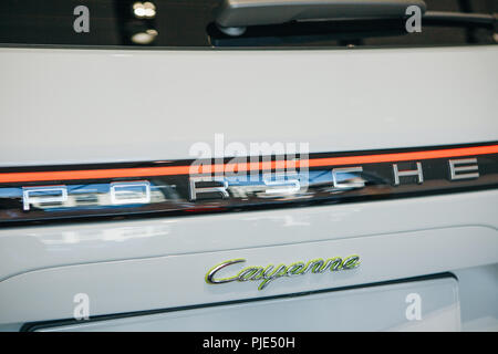 Berlino, 29 agosto 2018: Close-up. Una nuova auto Porsche Cayenne E-ibrido vista posteriore con l'iscrizione. Foto Stock