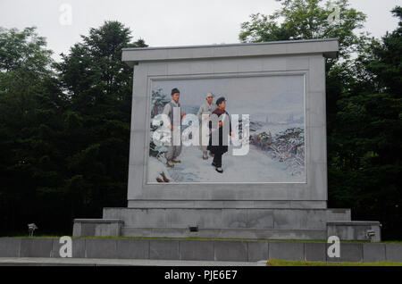 Punto di riferimento verniciato che mostra Kim Il Sung come una gioventù di uscire di casa per viaggiare in Corea del Nord, in Mangyondae Forest Park, Pyongyang, Corea del Nord Foto Stock