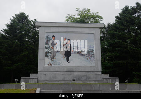 Punto di riferimento verniciato che mostra Kim Il Sung come una gioventù di uscire di casa per viaggiare in Corea del Nord, in Mangyondae Forest Park, Pyongyang, Corea del Nord Foto Stock