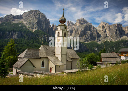 Chiesa di Colfosco in Badia con il gruppo del Sella in background (Corvara, Val Badia, Bolzano, Alto Adige, Italia) Foto Stock